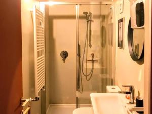 un baño con ducha y lavabo en Appartamento con piccolo giardino Cannero Riviera, en Cannero Riviera
