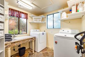 セドナにあるPrime Sedona Location with Saltwater Pool and Hot Tub!のランドリールーム(洗濯機、乾燥機、シンク付)