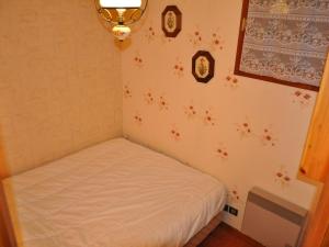 Giường trong phòng chung tại Appartement cosy pour 5 pers avec parking à Châtel - FR-1-676-211