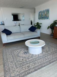 un soggiorno con un divano e un tavolino da caffè di Majorca Isle Beachside Resort a Maroochydore