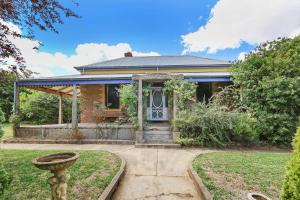 una casa con una porta d'ingresso e un cortile di One Mile Cottage a Beechworth