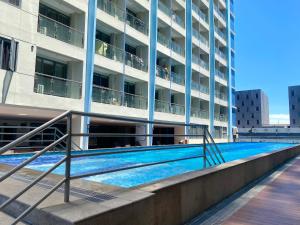 City Center Executive Hotel-Near Manila Airport and PITX内部或周边的泳池