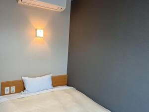 Hotel Kurume HIlls客房内的一张或多张床位