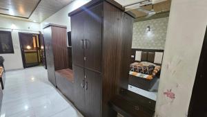 a bedroom with a bed in a wooden cabinet at Cottage Club Inn in Almora