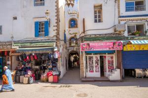 Σούπερ μάρκετ ή άλλα καταστήματα σε αυτή η μαροκινή κατοικία ή εκεί κοντά