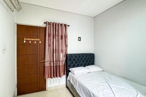 Ένα ή περισσότερα κρεβάτια σε δωμάτιο στο K Home Syariah Mitra RedDoorz
