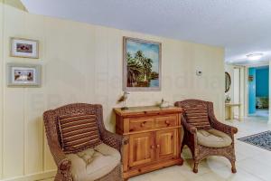 a room with two chairs and a wooden desk at DogFriendly Beachwood Condo in Fernandina Beach