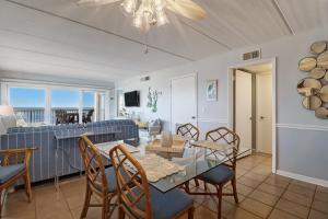 Μια τηλεόραση ή/και κέντρο ψυχαγωγίας στο Sea View Beach Condo