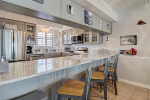 Η κουζίνα ή μικρή κουζίνα στο Sea View Beach Condo +27 φωτογραφίες