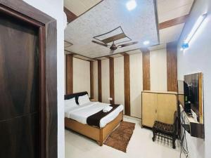 Televisyen dan/atau pusat hiburan di The Royal Respite - Open Rooftop Cafe