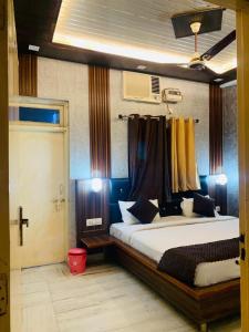 Katil atau katil-katil dalam bilik di The Royal Respite - Open Rooftop Cafe