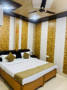 Katil atau katil-katil dalam bilik di The Royal Respite - Open Rooftop Cafe