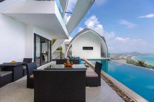 チャウエンノイビーチにあるVilla Moon Paradise 4br Infinity Pool Viewsの海の景色を望むオープンリビングルーム