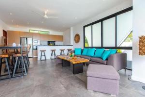 チャウエンノイビーチにあるVilla Moon Paradise 4br Infinity Pool Viewsのソファとテーブルのあるリビングルーム