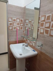 a bathroom with a sink and a mirror at Sarasvi in Dickwella