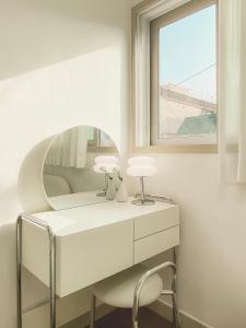 a white dressing table with a mirror and a chair at 무료주차 #가산코지하우스 #고척돔# 공항버스6분 # 독산동 in Seoul