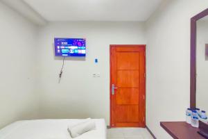 TV a/nebo společenská místnost v ubytování Mahkota Residence near Kota Lama Semarang RedPartner + 16 fotografií