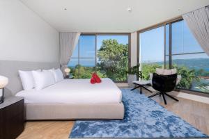 Ένα ή περισσότερα κρεβάτια σε δωμάτιο στο Sea Views 2BR ,,Adult Only,, Apartment 817 in Sapphire Bay Residence, Patong +26 φωτογραφίες