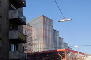 ein Glasgebäude mit Gerüsten an der Seite in der Unterkunft Pension Stadthalle in Wien