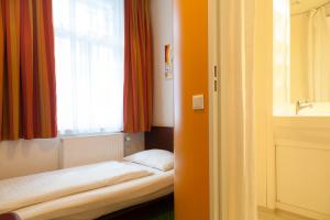 Ένα ή περισσότερα κρεβάτια σε δωμάτιο στο Pension Stadthalle +48 φωτογραφίες