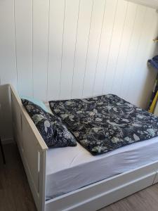 a bed in a room with two pillows on it at Charmant petit Studio a Dax in Dax