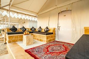 Ruang duduk di Royal Empire Camp & Resort Jaisalmer