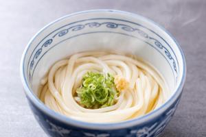 KAMENOI HOTEL Kanonji في Kanonji: وعاء أزرق وأبيض من النودلز والبروكلي