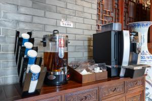 北京Chinese Culture Boutique Hotel-Tangfu,Traditional Chinese Theme,Heart of Beijing,Near Forbidden City,Tiananmen Square,Hutongs,Metro Access,Free Coffee,tea,Laundry的电视旁边的木桌边的搅拌机 更多37张照片