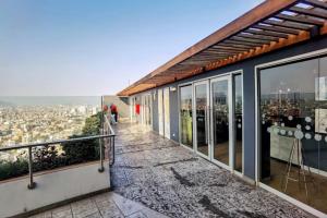 uma varanda com vista para uma cidade em Loft Ale Piso 22 em Lima