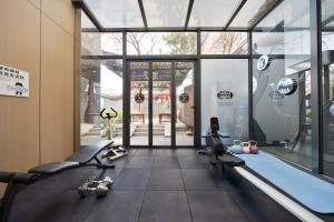 Fitness centrum a/nebo fitness zařízení v ubytování Chinese Culture Boutique Hotel-Tangfu,Traditional Chinese Theme,Heart of Beijing,Near Forbidden City,Tiananmen Square,Hutongs,Metro Access,Free Coffee,tea,Laundry