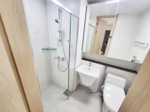 a bathroom with a shower and a toilet and a sink at 2519#Gangnam Urban Vogue Suites #Top-rated Unit # All-New Furniture & Peaceful Vibe#Sinnonhyeon 1min in Seoul +7 photos
