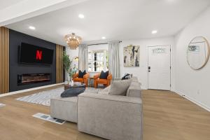Μια τηλεόραση ή/και κέντρο ψυχαγωγίας στο Luxurious Decatur Getaway Game Room and Fire Pit Close to Atlanta