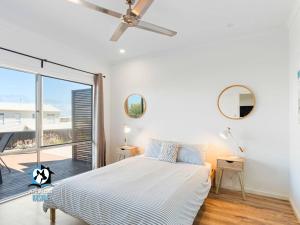 Voodi või voodid majutusasutuse Ultimate in Middleton Coastal Style with Views Sleeps 10 toas