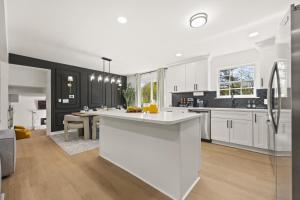 Η κουζίνα ή μικρή κουζίνα στο Luxurious Decatur Getaway Game Room and Fire Pit Close to Atlanta +36 φωτογραφίες