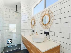 Vannituba majutusasutuses Ultimate in Middleton Coastal Style with Views Sleeps 10