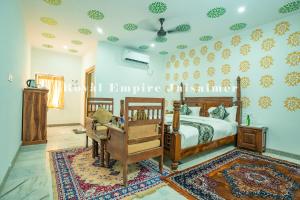 une chambre avec un lit et un bureau dans l'établissement Royal Empire Camp & Resort Jaisalmer, à Sām