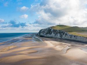 an aerial view of a beach with sand and the ocean at 2 chambres pour 6 pers proche plage et cap gris nez in Calais