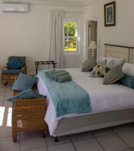 una camera da letto con un letto grande e una finestra di Tsitsikamma Mountain View Lodge a Stormsrivier