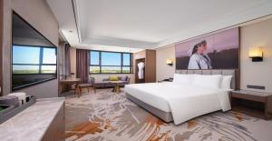 Postel nebo postele na pokoji v ubytování Wanda Jin Hotel Karamay Dushanzi Huiyang