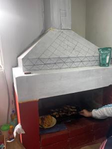 un horno de ladrillo con un plato de comida. en INGEMEND, en San Gabriel