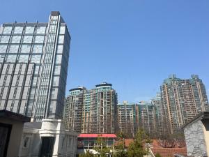 un grupo de edificios altos en una ciudad en flowerzhaohuaxishi, en Shanghái
