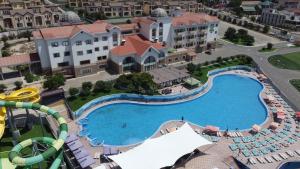 A piscina localizada em Holiday Inn - Aktau - Seaside by IHG ou nos arredores