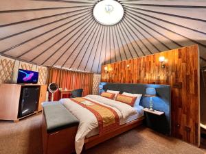 Ένα ή περισσότερα κρεβάτια σε δωμάτιο στο Apex Hotels and Resorts Skardu