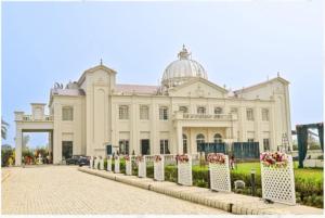 un grande edificio bianco con cupola di Rajwada Hotel and Resort a Bareilly