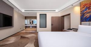 TV a/nebo společenská místnost v ubytování Wanda Jin Hotel Karamay Dushanzi Huiyang