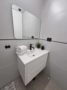 Φωτογραφία από το άλμπουμ του chic boutique penthouse walk to the beach ashdod σε Ashdod