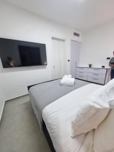 Φωτογραφία από το άλμπουμ του chic boutique penthouse walk to the beach ashdod σε Ashdod