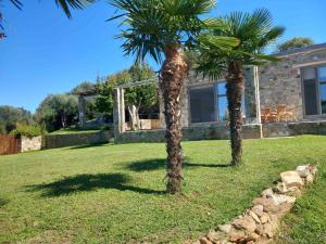 Сад в Stone built house next to the beach