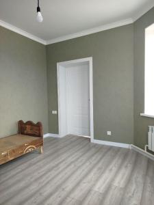 DzhangyarykにあるGuest House Nukuraの空き部屋(ベッド1台、ドア付)