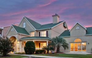 a large white house with a purple sky at Country Inn & Suites by Radisson, Columbia, SC in Columbia